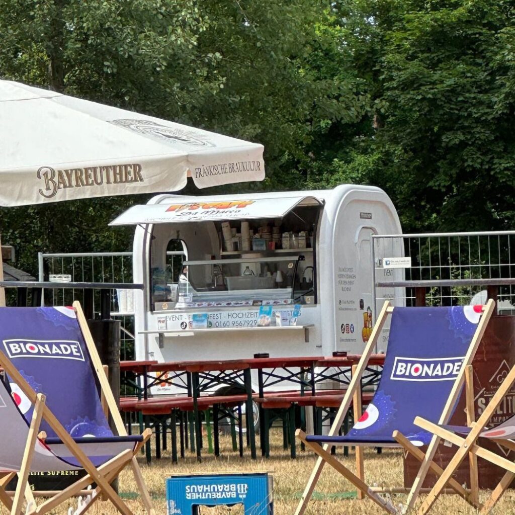 Individuell folierter Eiswagen mit Logo und auffälligem Design für mobile Eisverkäufe