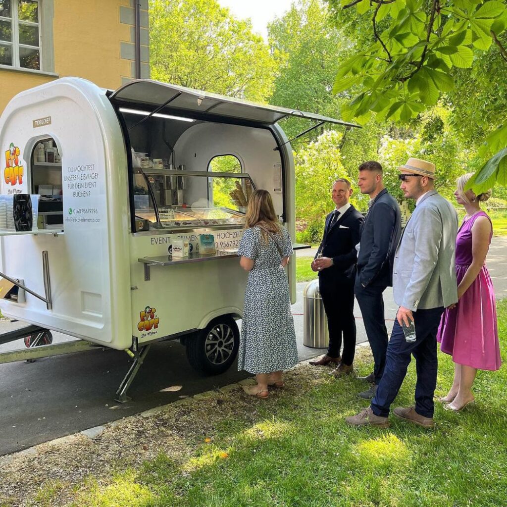 Moderner Eiswagen mit Verkaufsklappe geöffnet auf einem Wochenmarkt in Deutschland