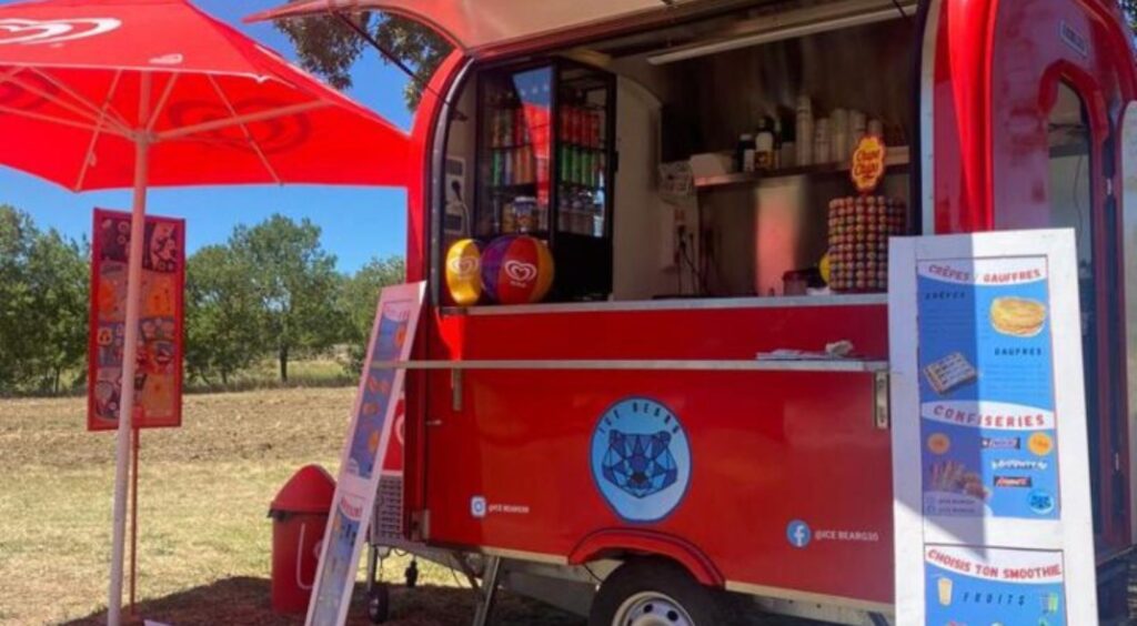 Roter Eiswagen mit Verkaufsklappe – moderner Eiswagen kaufen in Deutschland