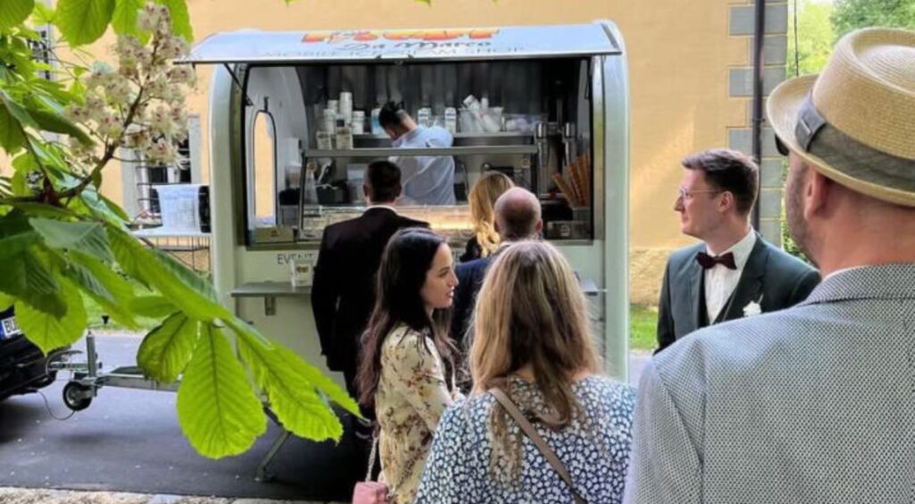 Hochwertiger Eisanhänger mit integrierter Kühlvitrine für mehrere Eissorten